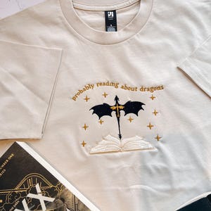 ドラゴンリーダーTシャツ｜ファンタジー小説好きのためのTシャツ｜読書好きへのギフト｜ブッククラブシャツ｜刺繍入り読書Tシャツ