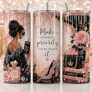 Pode incluir: Três canecas de aço inoxidável com um design rosa e preto. Uma apresenta uma mulher com óculos de sol e o texto "Boss Babe". Outra diz "Make yourself a priority, you're worth it". A terceira tem uma bolsa, livros e as palavras "Coffee, Confidence & Catesy."