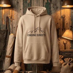 Sudadera con capucha Chasing Sunsets / Sudadera Mountain Sunset / Ropa de senderismo / Regalo para amantes de la naturaleza / Sudadera acogedora para viajes de camping