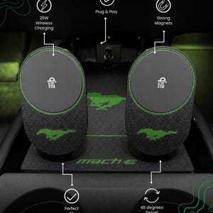 Puede incluir: Dos soportes de carga inalámbrica negros con detalles verdes y un logotipo de Mustang verde. La base presenta el texto "mach-e" y un logotipo de poni verde. Los iconos indican carga inalámbrica de 25W, plug and play, imanes fuertes, ajuste perfecto y diseño giratorio de 45 grados.