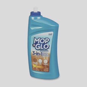 以下が含まれることがあります： 白いキャップが付いた青いプラスチック製のMop & Glo 3-in-1フロアクリーナーボトル。ラベルにはMop & Glo、3-in-1、Cleans、Shines、Protectの文字があり、ハードウッド、タイル、ラミネート床用の946mlの容量が記載されています。
