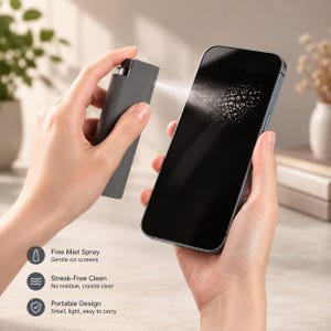 Puede incluir: Un frasco pulverizador rectangular gris para limpiar pantallas que emite una fina niebla sobre la pantalla de un smartphone negro. El texto en la imagen dice: Fine Mist Spray, Gentle on screens, Streak-Free Clean, No residue, crystal clear, Portable Design, Small, light, easy to carry.