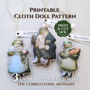 Może przedstawiać: Wzór do druku na lalkę z materiału przedstawiający trzy żaby w strojach vintage. Tekst zawiera PRINTABLE CLOTH DOLL PATTERN, PRINT & CUT SEW, 3 DESIGNS PDF + TUTORIAL, THE COBBLESTONE ARTISANS, THE SEAMSTRESS oraz THE BAKER.