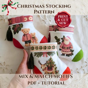 Op de afbeelding: Drie witte stoffen kerstsokken met bedrukte motieven van twee teddyberen, de kerstman en een rendier met een boom. De tekst luidt CHRISTMAS STOCKING PATTERN, PRINT & CUT SEW en MIX & MATCH MOTIFS PDF + TUTORIAL.