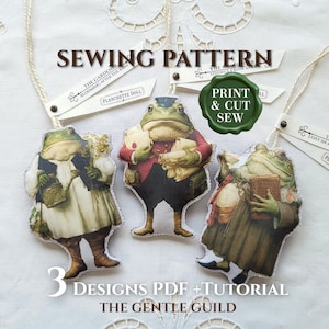 Könnte beinhalten: Ein Schnittmuster mit drei skurrilen Froschdesigns. Die Frösche sind in Vintage-Kleidung gekleidet und halten Gegenstände wie Blumen, Briefe und Bücher. Der Text "SEWING PATTERN" und "PRINT & CUT SEW" ist zu sehen. Der Satz "3 DESIGNS PDF + TUTORIAL" ist ebenfalls sichtbar.