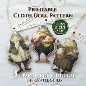 Könnte beinhalten: Drei druckbare Stoffpuppen-Schnittmuster mit anthropomorphen Fröschen in Vintage-Kleidung. Die Motive zeigen einen Gärtner mit Gießkanne, einen Boten mit Briefen und einen Leser mit Buch. Der Text lautet PRINTABLE CLOTH DOLL PATTERN.