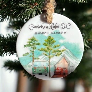 Personalisierte Position Weihnachtsverzierung mit Koordinaten. Keramikglas.