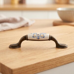 Blauwe keramische handgreep met bloemenmotief, 96 mm, antiek bronzen kastbeslag, Franse landelijke dressoirgreep