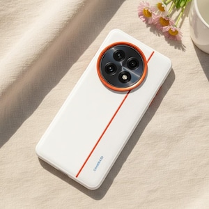 Puede incluir: Funda blanca para smartphone con parte trasera texturizada y línea de acento roja. La funda presenta un módulo de cámara circular con tres lentes y un anillo naranja. El texto "CAMERA G" está impreso en la parte inferior.