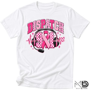 Könnte beinhalten: Ein weißes Kurzarm-T-Shirt mit einem Grafikdesign, das den Text DISPATCH in rosa-weiß karierten Buchstaben zeigt. Das Motiv enthält die Zahl 911, eine rosa Schleife, einen schwarzen Kopfhörer sowie eine rosa Herzschlaglinie mit Herz.
