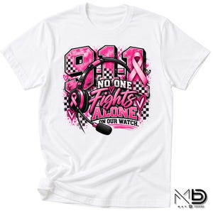 Könnte beinhalten: Ein weißes T-Shirt mit einem grafischen Design, das den Text 911, No One Fights Alone und On Our Watch zeigt. Das Motiv enthält ein schwarzes Headset mit einer rosa Schleife, einem Schachbrettmuster und rosa Herzen als Zeichen der Solidarität.