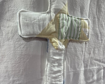 Hängekreuz aus einer alten Steppdecke