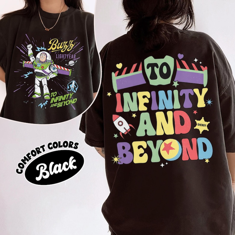 Op de afbeelding: Zwart T-shirt met een Buzz Lightyear-afbeelding op de voorkant en de tekst "To Infinity and Beyond" op de achterkant. De afbeelding op de voorkant toont Buzz Lightyear in zijn ruimtepak. De afbeelding op de achterkant heeft een raket en kleurrijke tekst.
