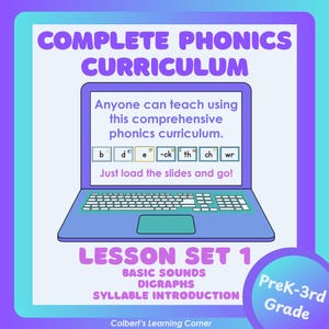 Può includere: Illustrazione di un laptop blu con il testo "COMPLETE PHONICS CURRICULUM". Lo schermo mostra il testo su un programma completo di fonetica. Il testo aggiuntivo include "LESSON SET 1" e "PreK-3rd Grade."