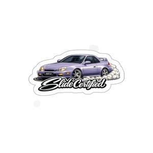Op de afbeelding: Een sticker met een paarse coupé-auto met de tekst "Slide Certified". De auto is afgebeeld met rook van de banden, wat wijst op een drift. Het woord "Hustle" staat op de nummerplaat.