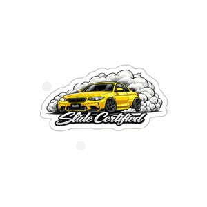 Può includere: Un adesivo per auto sportiva giallo con ruote nere e una nuvola di fumo. L'adesivo ha il testo "Slide Certified" in un carattere stilizzato. La parola "Hustle" è sopra il paraurti anteriore.