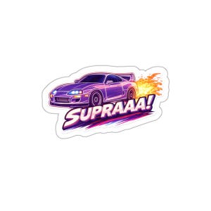 Op de afbeelding: Een paarse sportwagensticker met de tekst "SUPRAAA!" in wit en roze. De auto heeft een vlameffect dat uit de uitlaat komt. De sticker is een gestileerde illustratie van een auto.
