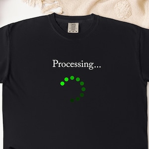 Traitement en cours... T-shirt en cours de chargement, humour technique, icône de chargement rétro