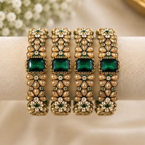 Smaragdgröna Kundan Brudarmband Set | Indiska Bröllopssmycken med Guldfärgade Blommor