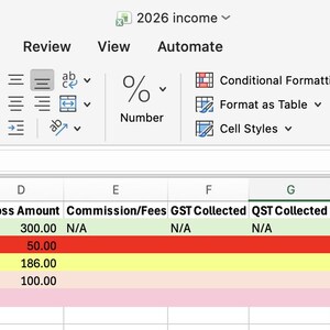 Puede incluir: Una taza de cerámica blanca con un asa negra y el texto "But First, Coffee" en negro, con una fuente de estilo manuscrito. La taza está sobre una superficie blanca.