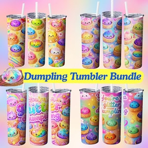 Può includere: Un set di bicchieri con disegni di ravioli colorati. Ogni bicchiere presenta una varietà di personaggi di ravioli sorridenti in diversi colori, con una cannuccia e il testo "You're a glitter dumpling". Lo sfondo è un mix di colori pastello.
