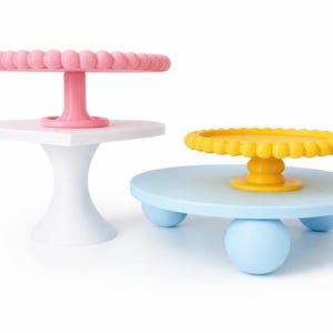 Puede incluir: Un juego de tres tazas de cerámica con un acabado moteado y mate. Las tazas son en tonos crema, gris claro y gris oscuro. Cada taza tiene un diseño simple y minimalista, ideal para café o té.