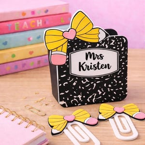 Puede incluir: Un juego de tres tazas de cerámica con un acabado mate moteado. Las tazas son de color crema, marrón claro y marrón oscuro. Cada taza tiene un diseño sencillo y un asa redondeada.