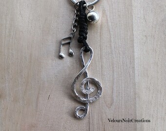 Treble clef keychain wire hammered metal handmade