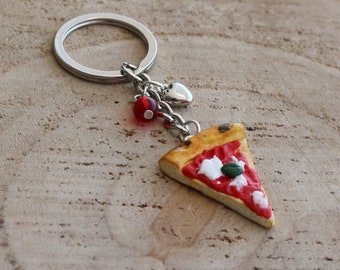 Llavero con porción de pizza Margherita hecho a mano en arcilla polimérica, una idea de regalo hecha a mano para los amantes de la pizza.