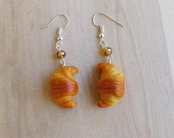 Pendientes de croissant de arcilla polimérica hechos a mano, joyería artesanal inspirada en los desayunos franceses, una idea de regalo para los amantes de los dulces y los croissants.