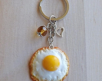 Llavero de huevo frito de arcilla polimérica hecho a mano | Con corazón de plata tibetana y cristal ocre, una idea de regalo original y creativa.