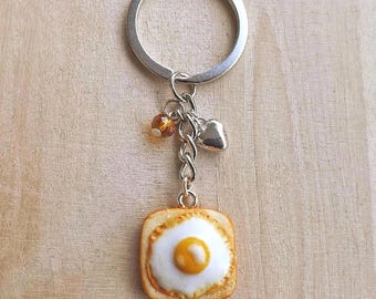 Llavero de tostada de huevo frito de arcilla polimérica hecho a mano, colgante de desayuno realista