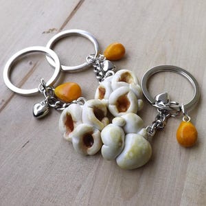Llavero de palomitas de maíz y granos de maíz de Fimo hecho a mano: anillo de metal y corazón de plata tibetana, una idea de regalo original.