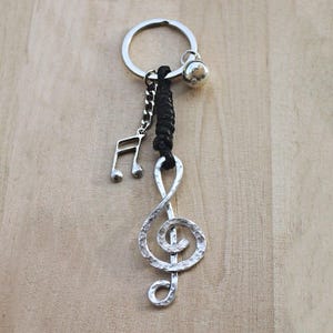 Wire treble clef keychain – handcrafted in hammered metal with music charm