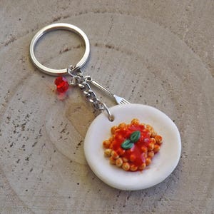 Gnocchi met saus sleutelhanger met een handgemaakt bordje van polymeerklei