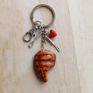 Handgefertigter Fimo-Steak-Schlüsselanhänger – Gegrillte Rippe mit Gabel, Messer und rotem Herz – Geschenkidee für Fleischliebhaber
