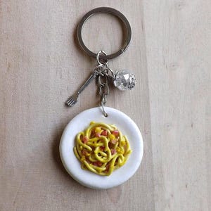 Porte-clés pâtes carbonara faites main en pâte Fimo avec assiette – Miniature réaliste – Idée cadeau pour les amateurs de cuisine italienne