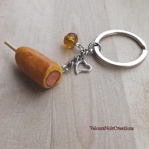 Portachiavi corn dog in fimo fatto a mano – Miniatura realistica street food americano, idea regalo originale