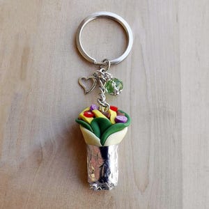 Llavero de kebab de arcilla polimérica hecho a mano, miniatura realista con carne, verduras y patatas fritas, con cristal verde y corazón de plata tibetana.