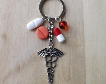 Schlüsselanhänger mit Caduceus und handgemachten Fimo-Pillen Arzt Apotheker Geschenk