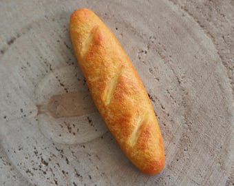 Miniature French baguette handmade in polymer clay 8 cm, realistic kitchen decor, unique gift idea for bread and France lovers