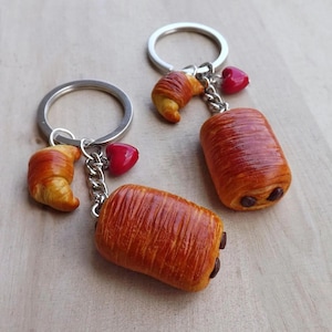 Llavero de croissant y pain au chocolat de arcilla polimérica hecho a mano, pastel francés en miniatura con corazón rojo, idea de regalo para el desayuno.