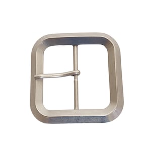 Pode incluir: Fivela de cinto quadrada de metal prateado com uma única barra e um pino. A fivela tem cantos arredondados e um design simples e clássico. A fivela é feita de um material metálico brilhante.
