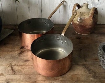 Vintage, français, estampé, paire de casseroles, cuivre, poignées en bronze massif, léger, pour exposer ou pour servir.