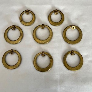 Antieke, Franse set van 8 messing ringgrepen met laurierbladmotief, geschikt voor restauratie/hergebruik.