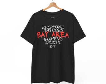 Todos ven los deportes femeninos del Área de la Bahía / Camiseta unisex Bay FC y Golden State Valkyries (Amapola)