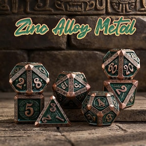 Op de afbeelding: Een verzameling zinklegering metalen dobbelstenen in verschillende geometrische vormen. De dobbelstenen zijn voornamelijk groen met koperkleurige accenten en hebben gegraveerde cijfers. De tekst "Zinc Alloy Metal" staat boven de dobbelstenen.