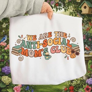 Puede incluir: Un letrero de madera rústica con el texto "Welcome to our home" en letras blancas. El letrero presenta un acabado envejecido y un diseño sencillo y acogedor.