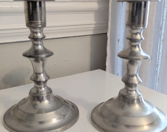 Candelabros de peltre Stieff vintage (par) / Candelabros de peltre estilo Williamsburg Restoration / Decoración colonial / Stieff Pewter 6V8