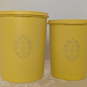 Puede incluir: Una taza de cerámica blanca con asa negra y el texto "But First, Coffee" en negrita negra. La taza probablemente tiene entre 310-425 ml y está sobre una superficie blanca. Una taza de café sencilla y cotidiana.